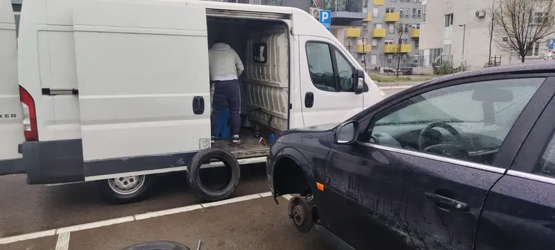 Zamena pneumatika na parkingu - mobilni vulkanizer Novi Beograd