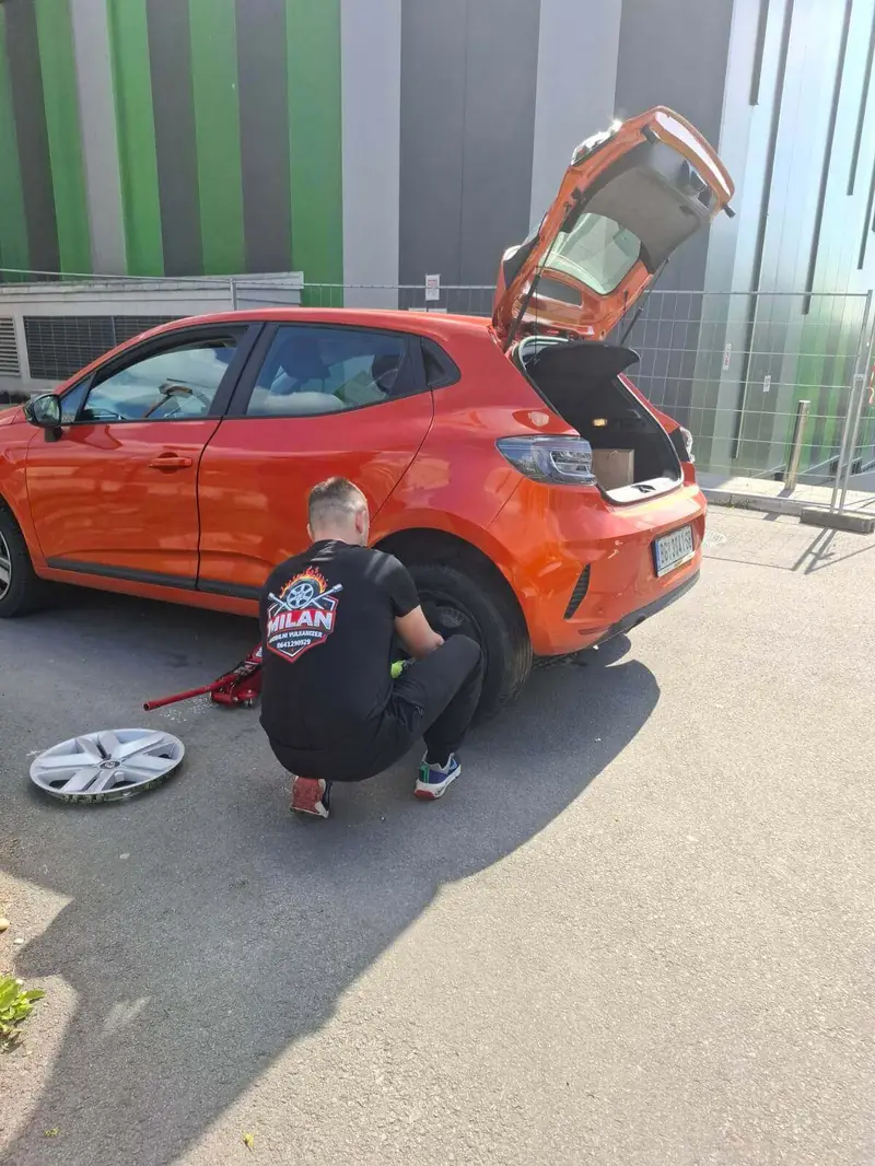 Milan menja gumu na licu mesta - mobilni vulkanizer u akciji u Beogradu