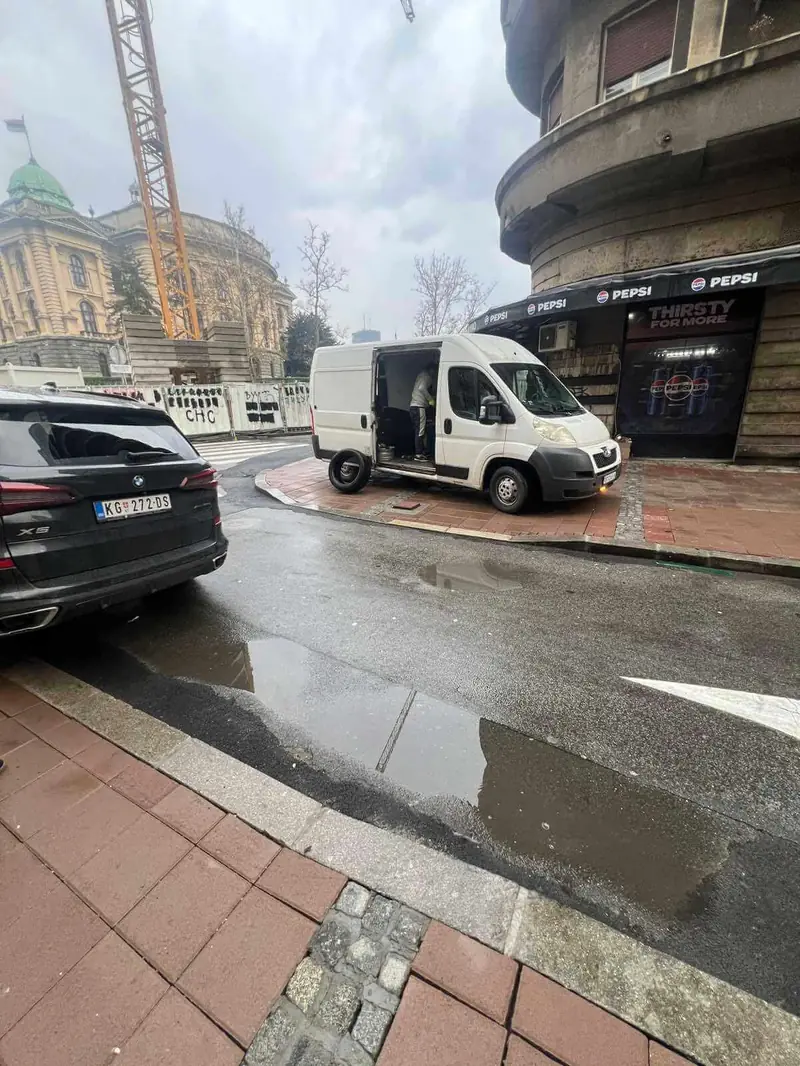 Mobilni vulkanizer Milan na intervenciji u centru Beograda - kombi pored Skupštine