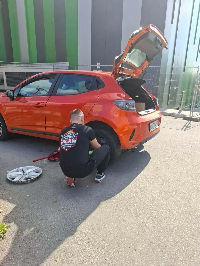 Milan, mobilni vulkanizer, menja gumu kod klijenta u Beogradu