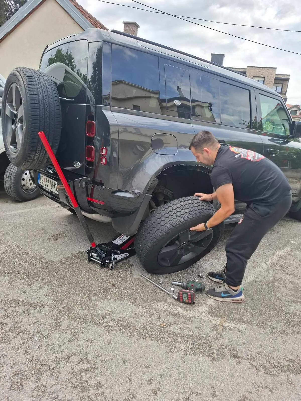Vulkanizer montira gumu na Land Rover Defender — intervencija na terenu, parking, mobilni vulkanizer Beograd